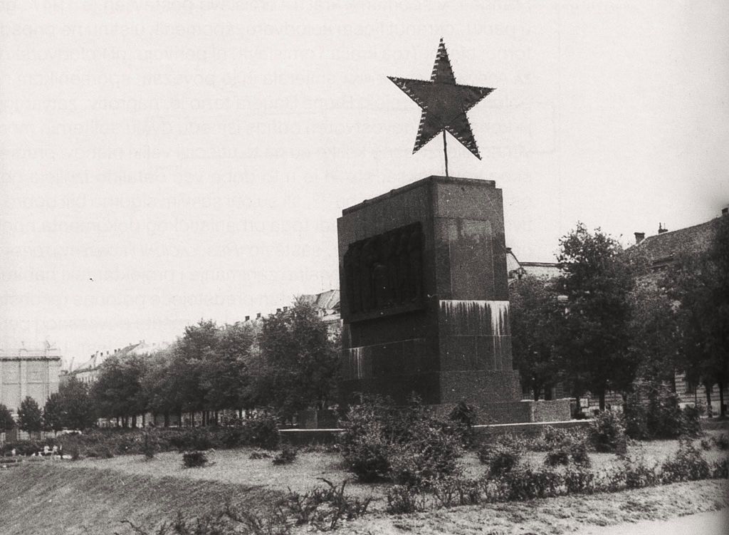 Trg kralja Tomislava 1945.-1946. godine, Postolje kipa